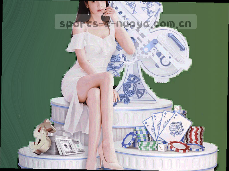 运动背包侧袋靠在球场看台栏杆旁的局部纪实画面，画面里没有可识别人物